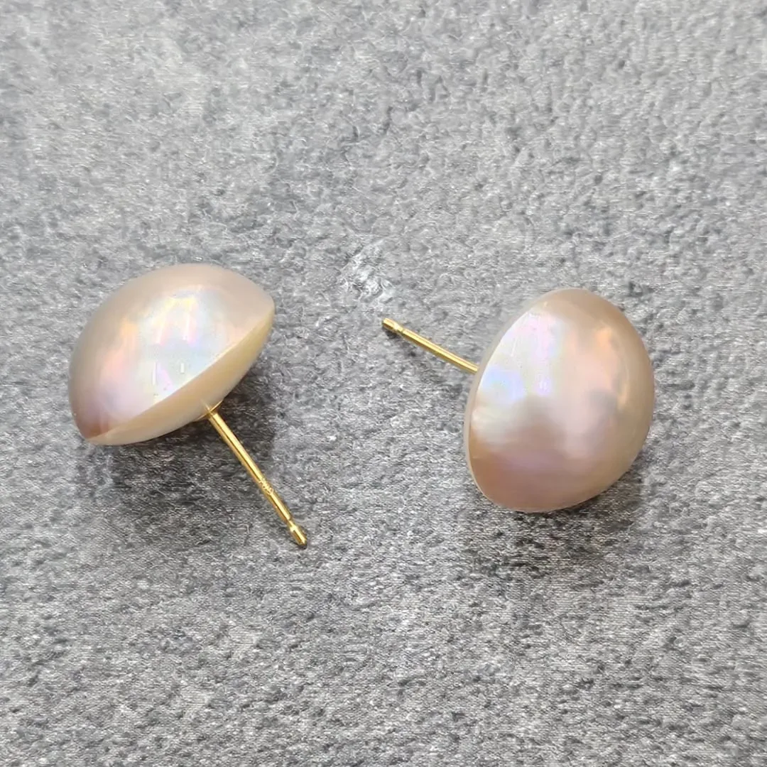 マベパールのスタッドピアス → 揺れるフックピアス before
